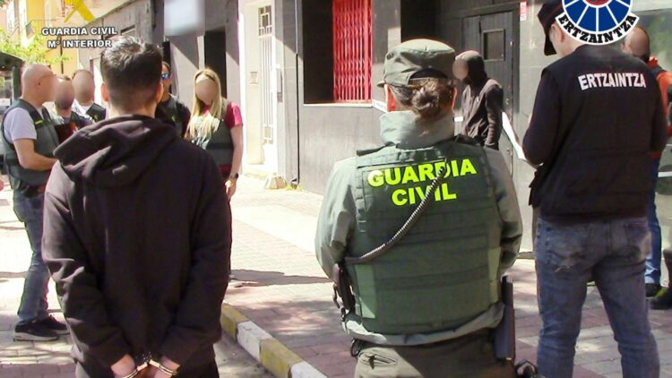 Dos detenidos por estafar casi 100.000 euros a un Ayuntamiento de Gipuzkoa y a un empresario murciano