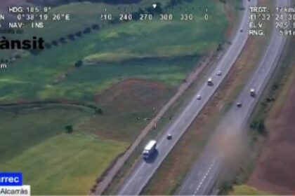 Cortado un carril en la AP-2 en Alfés por el accidente entre un camión y un turismo