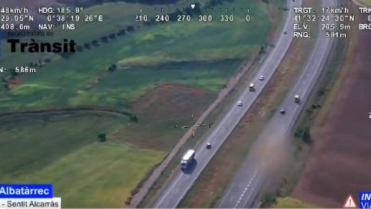 Cortado un carril en la AP-2 en Alfés por el accidente entre un camión y un turismo