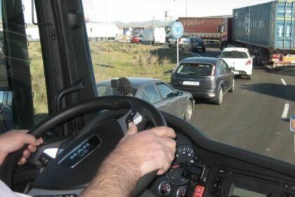 Las autoescuelas solicitan un mínimo de kilómetros obligatorios en carreteras durante la formación práctica
