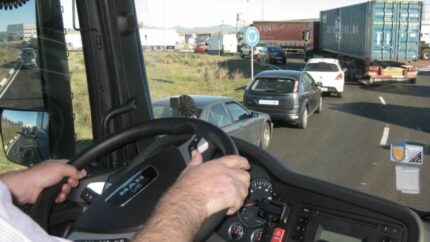 Las autoescuelas solicitan un mínimo de kilómetros obligatorios en carreteras durante la formación práctica