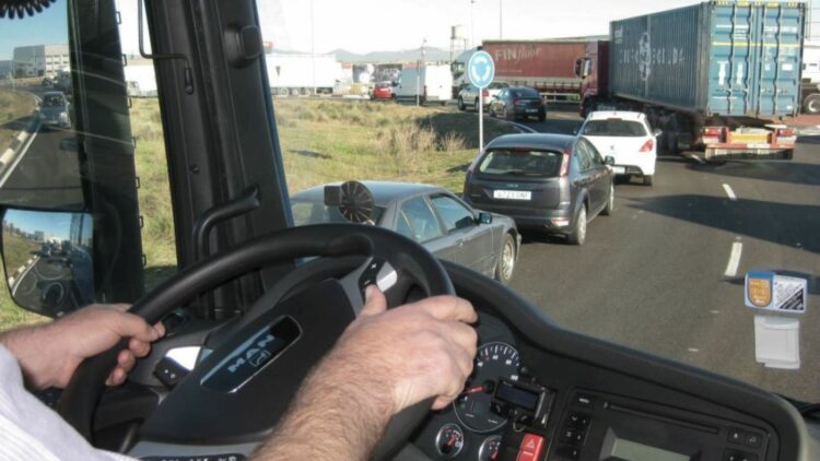 Las autoescuelas solicitan un mínimo de kilómetros obligatorios en carreteras durante la formación práctica