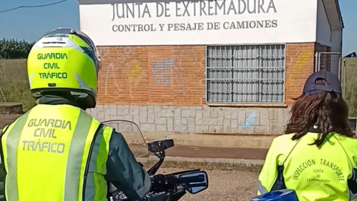 La Junta de Extremadura entrega a la Guardia Civil 6 básculas móviles para controlar el peso de camiones