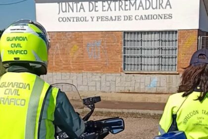 La Junta de Extremadura entrega a la Guardia Civil 6 básculas móviles para controlar el peso de camiones
