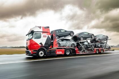El primer camión eléctrico eActros portavehículos ya circula en Dinamarca