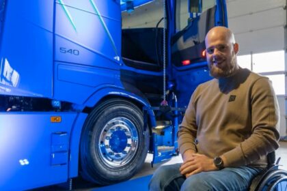 El conductor Sander regresa al volante del camión tras sufrir una lesión en la médula espinal