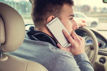 El móvil lidera las distracciones al volante: a casi 6 de cada 10 conductores