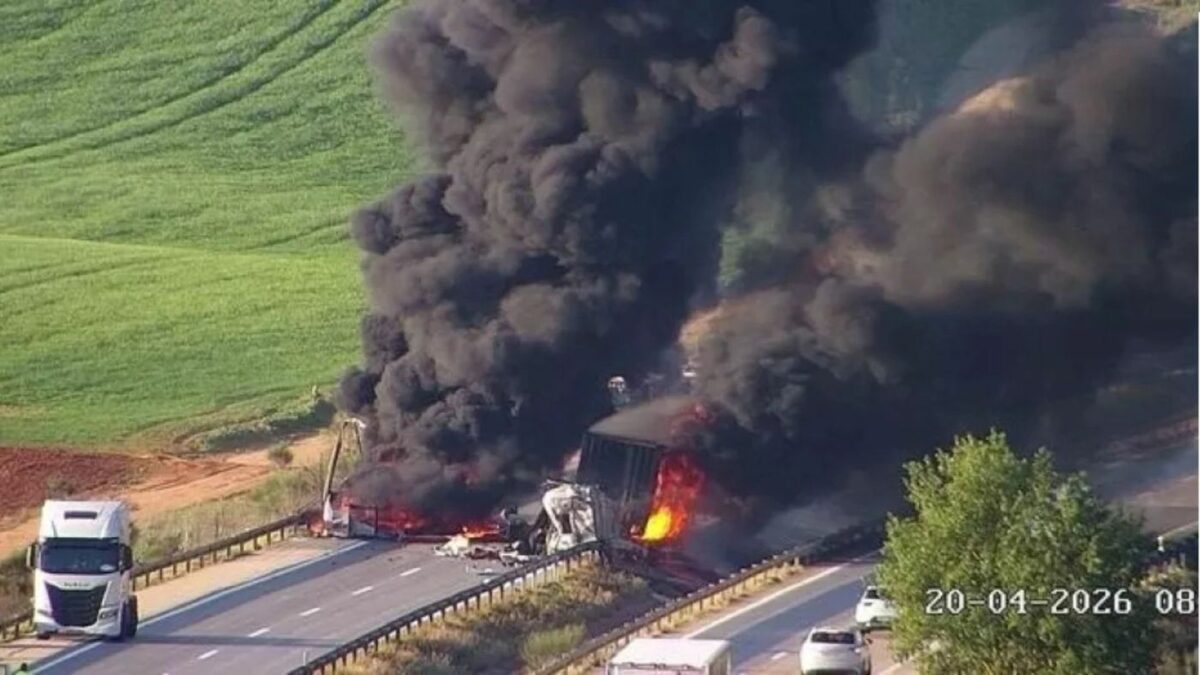 Dos heridos en la colisión de dos camiones en la A-3