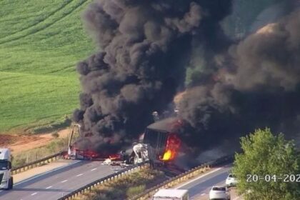 Dos heridos en la colisión de dos camiones en la A-3