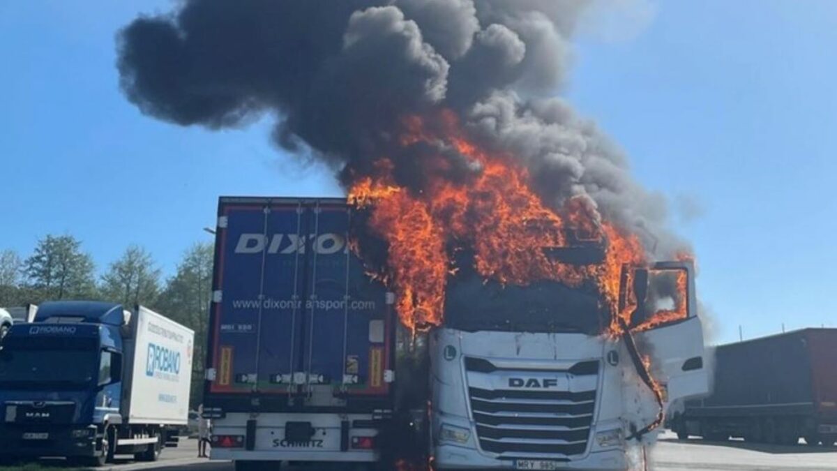 Arde la cabina de un camión cuando el camionero cocinaba con un hornillo de gas
