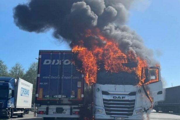 Arde la cabina de un camión cuando el camionero cocinaba con un hornillo de gas