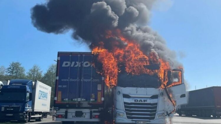 Arde la cabina de un camión cuando el camionero cocinaba con un hornillo de gas