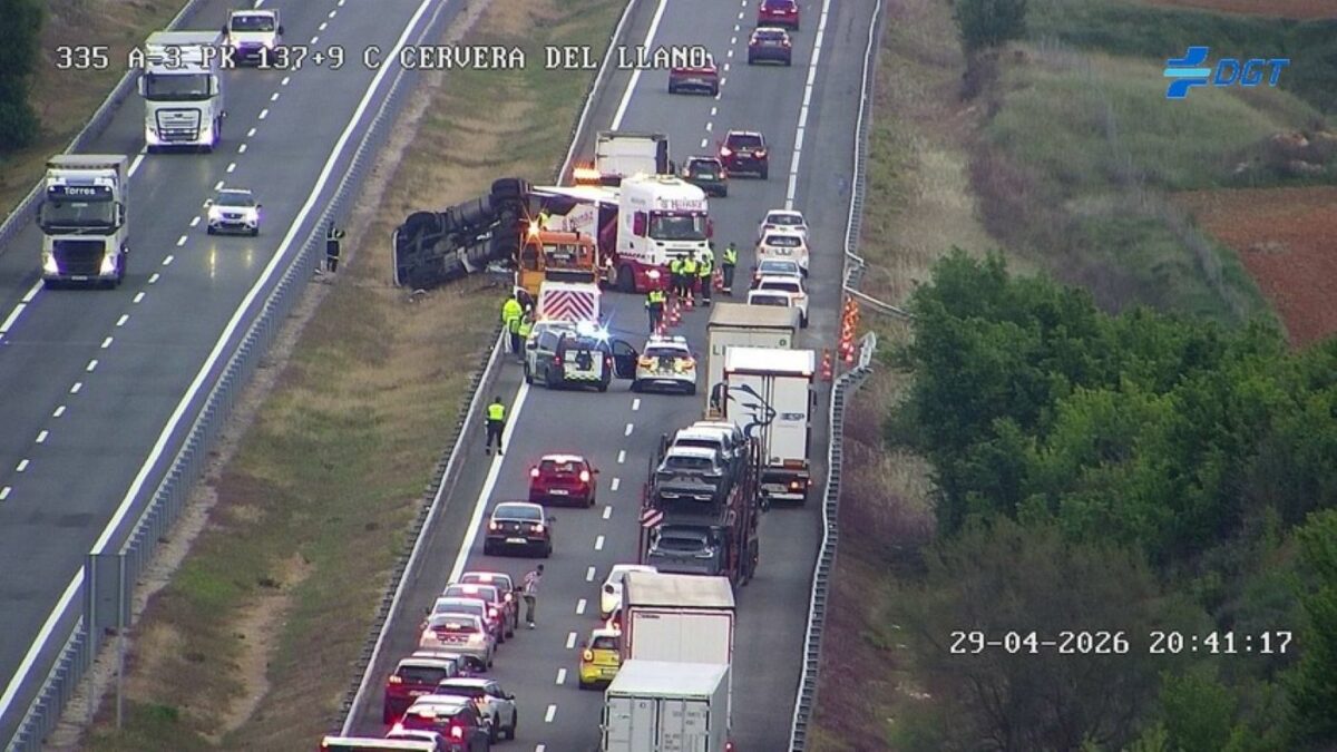 El vuelco de un camión corta el tráfico en la A-3 sentido Valencia