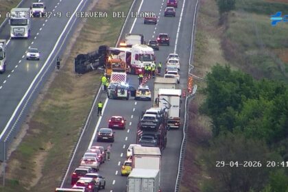 El vuelco de un camión corta el tráfico en la A-3 sentido Valencia