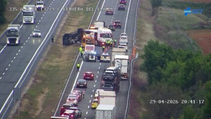 El vuelco de un camión corta el tráfico en la A-3 sentido Valencia