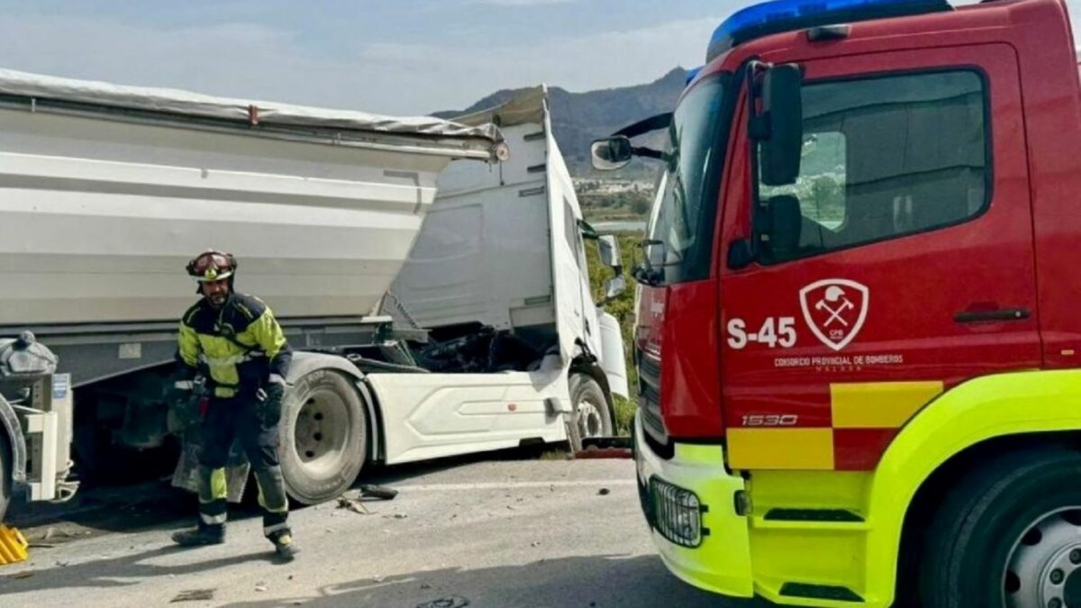 Un fallecido en un accidente en Málaga al colisionar una furgoneta con un camión