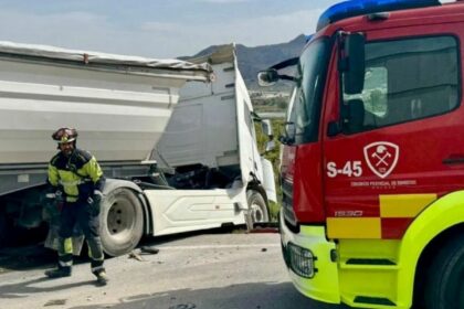 Un fallecido en un accidente en Málaga al colisionar una furgoneta con un camión