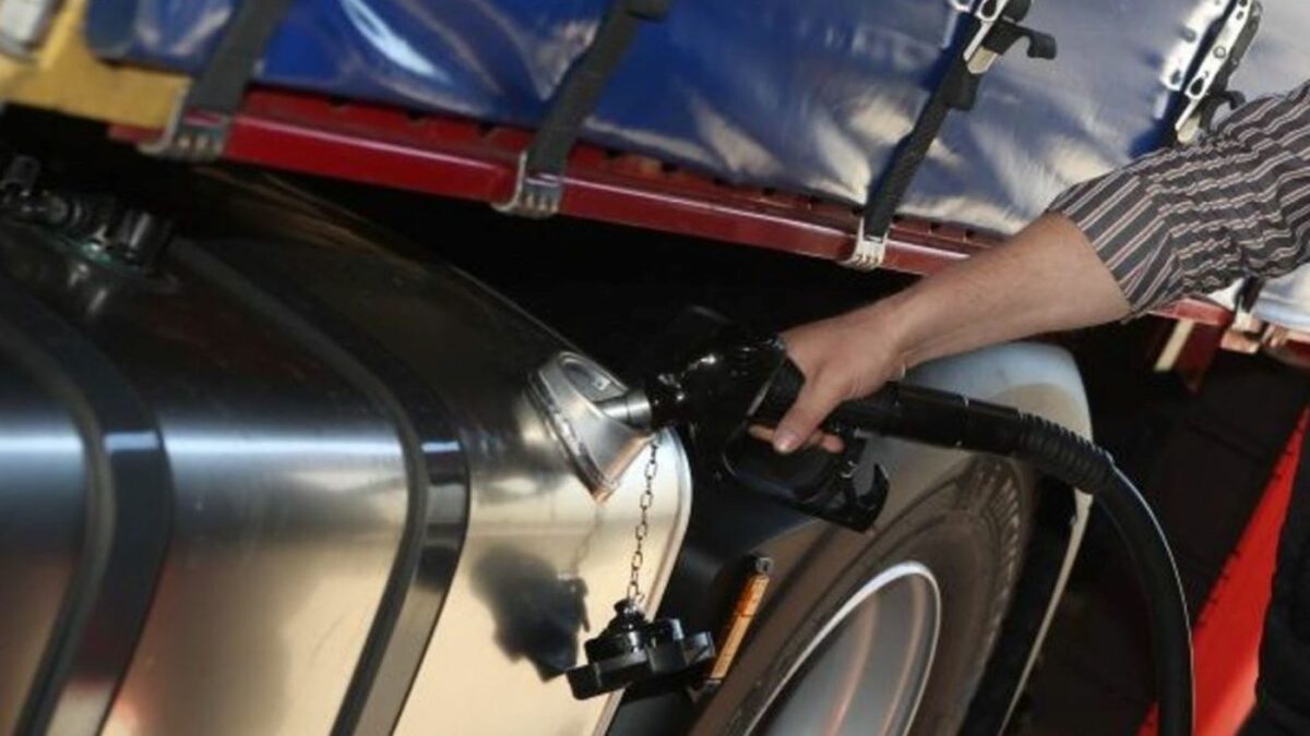 Fenadismer celebra la ley que blinda al transportista frente a la subida del gasóleo