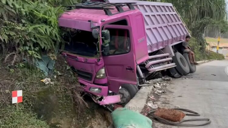 Las peligrosas carreteras de Indonesia para los camioneros
