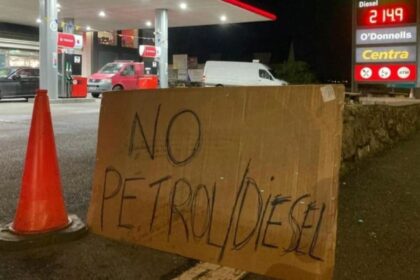 Más de 100 gasolineras en Irlanda están sin combustible a causa de las protestas por los precios