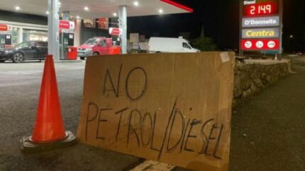 Más de 100 gasolineras en Irlanda están sin combustible a causa de las protestas por los precios