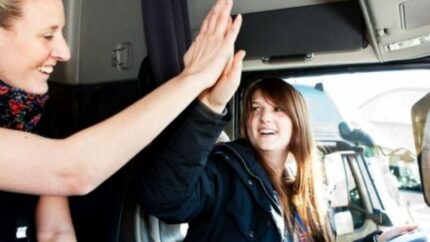 Melilla concede ayudas de 800 euros para obtener los permisos de conducir camiones y autobuses