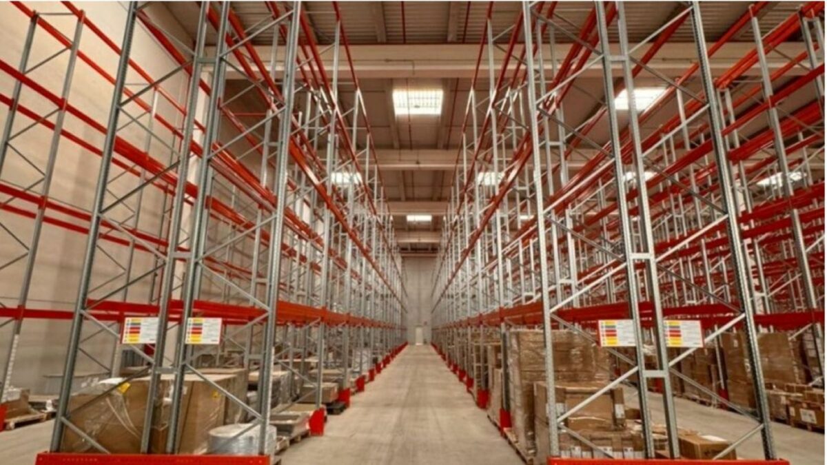 Cómo optimizar el espacio en almacenes con pasillos estrechos