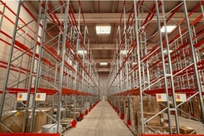 Cómo optimizar el espacio en almacenes con pasillos estrechos