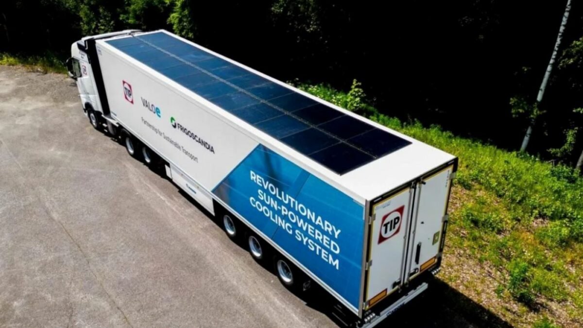 Los paneles solares en camiones reducen la congestión de la red eléctrica y el consumo de energía. Foto de archivo Los paneles solares en camiones reducen la congestión de la red eléctrica y el consumo de energía
