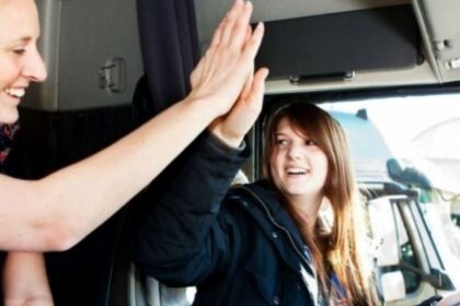 Navarra concede ayudas de hasta 900 euros para obtener permisos para conducir camiones y autobuses