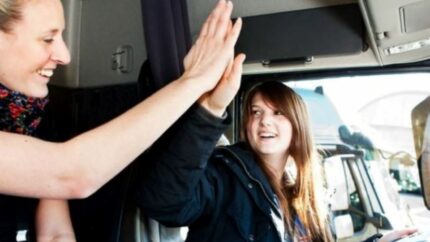 Navarra concede ayudas de hasta 900 euros para obtener permisos para conducir camiones y autobuses