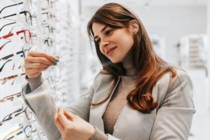 SEUR refuerza su posición en servicios B2B entrando en el sector de la óptica