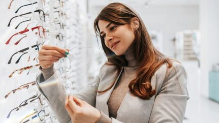 SEUR refuerza su posición en servicios B2B entrando en el sector de la óptica