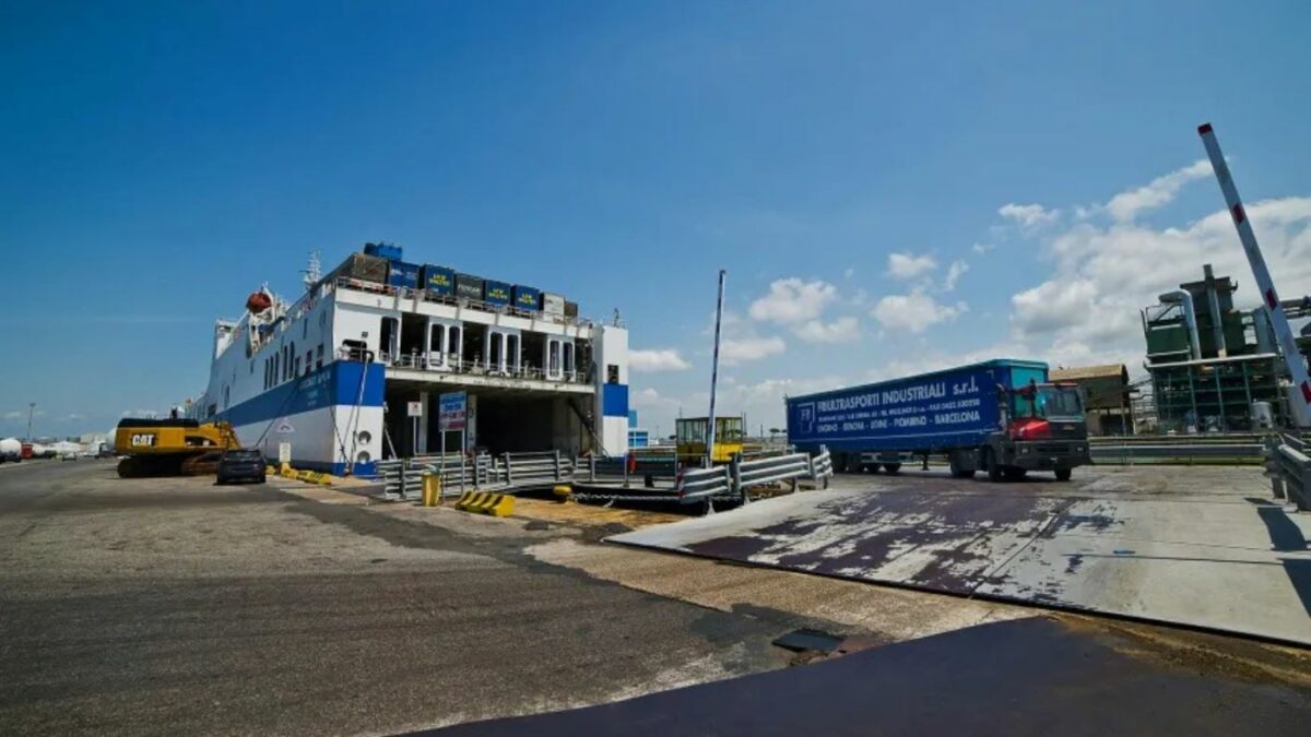 El transporte por carretera de Sicilia para durante cinco días en los puertos. Foto de archivo El transporte por carretera de Sicilia para durante cinco días en los puertos