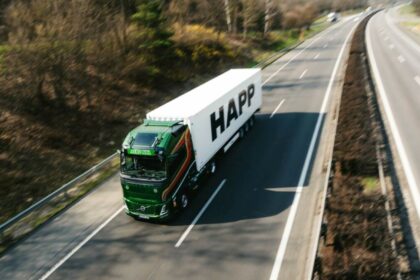 Volvo Trucks, Krone Trailer SE Kft. y Trailer Dynamics GmbH, se unen para reducir emisiones