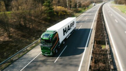 Volvo Trucks, Krone Trailer SE Kft. y Trailer Dynamics GmbH, se unen para reducir emisiones