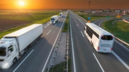 Las matriculaciones de camiones y autobuses suben un 29,6% en marzo