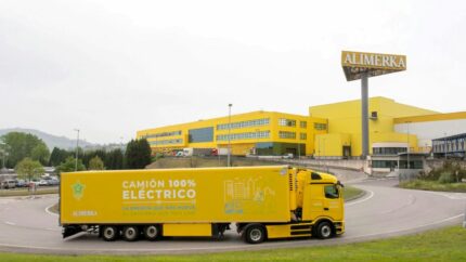 Alimerka incorpora a su flota un camión eléctrico Mercedes-Benz eActros 600