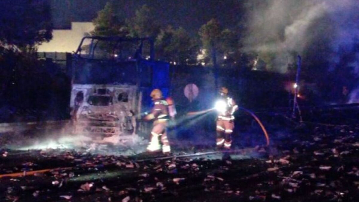 Cortada la AP-7 en Santa Margarida i els Monjos por el incendio de dos camiones