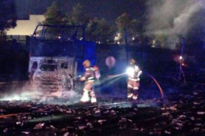 Cortada la AP-7 en Santa Margarida i els Monjos por el incendio de dos camiones