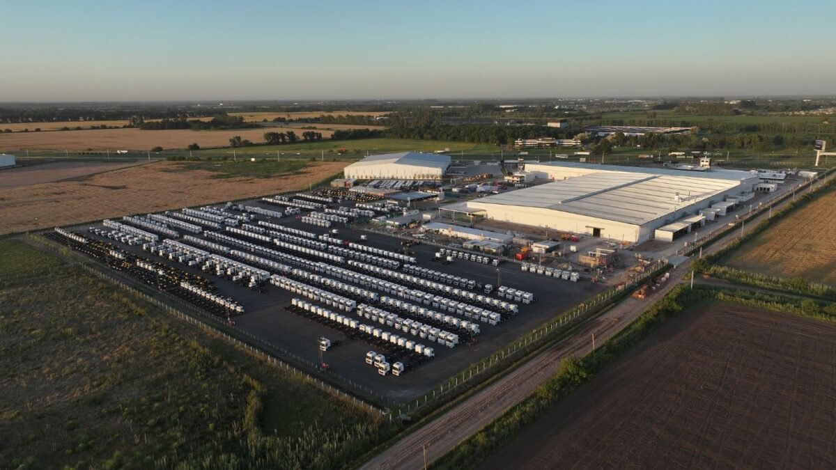Daimler Truck inaugura una nueva fábrica de camiones y autobuses en Argentina