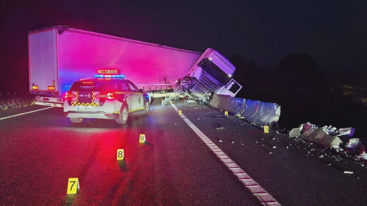 Fallece un camionero tras precipitarse desde el viaducto de Melón en la A-52
