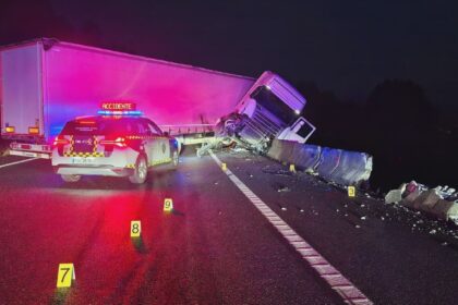 Fallece un camionero tras precipitarse desde el viaducto de Melón en la A-52