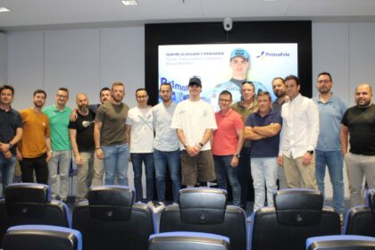 Grupo Primafrio recibe la visita del piloto de motociclismo Fermín Aldeguer