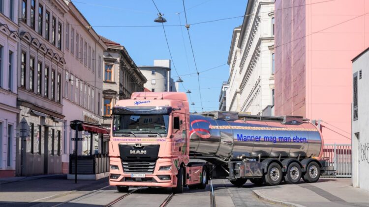 Un MAN eTGX eléctrico transporta chocolate entre las fábricas de Viena y Wolkersdorf