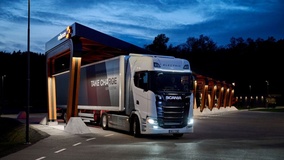 Scania presenta el nódulo de batería bajo cabina y el sistema de carga Megawatt. Foto: Scania Scania presenta el nódulo de batería bajo cabina y el sistema de carga Megawatt