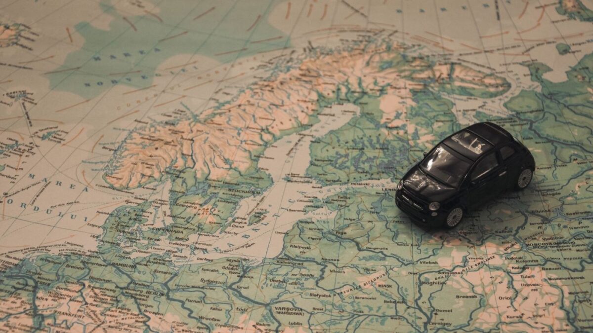 Viajar en coche por Europa este verano: qué documentación llevar y cómo saber si tu seguro te cubre