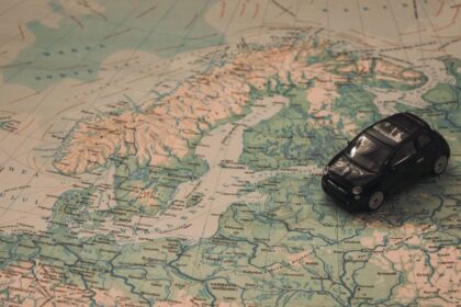 Viajar en coche por Europa este verano: qué documentación llevar y cómo saber si tu seguro te cubre