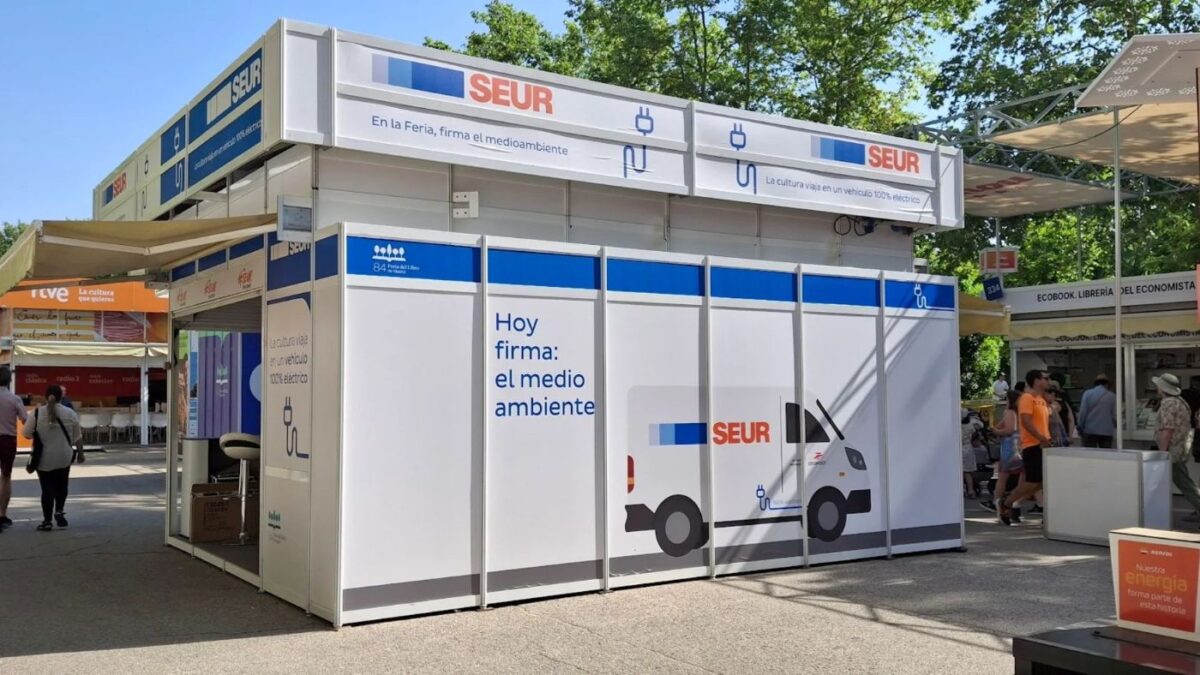 Foto: SEUR SEUR refuerza su modelo operativo en la Feria del Libro de Madrid 2026