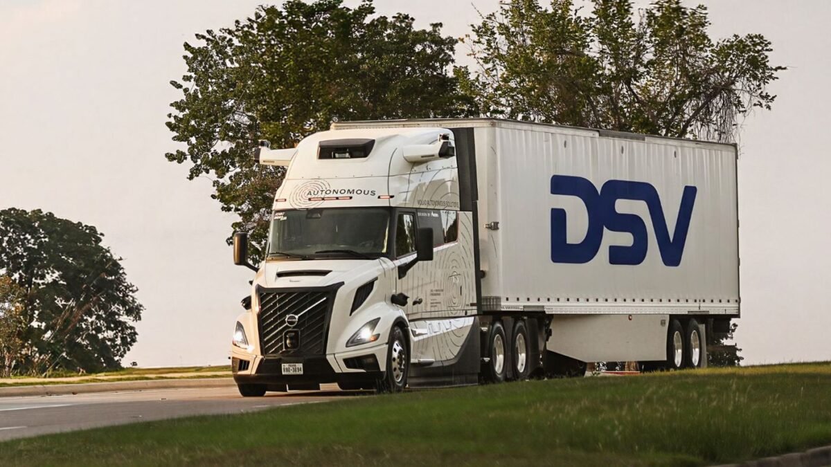 Volvo Autonomous Solutions y DSV realizan transporte de mercancías con un camión autónomo en Texas